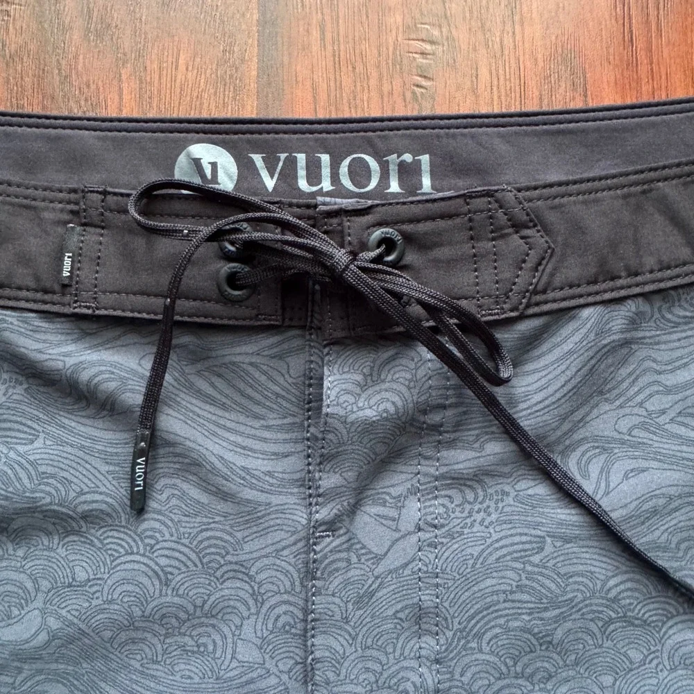 Vuori Mens Infinity Board Shorts Black Grey Wave Sz 38 Swim Trunks Surf Stretch